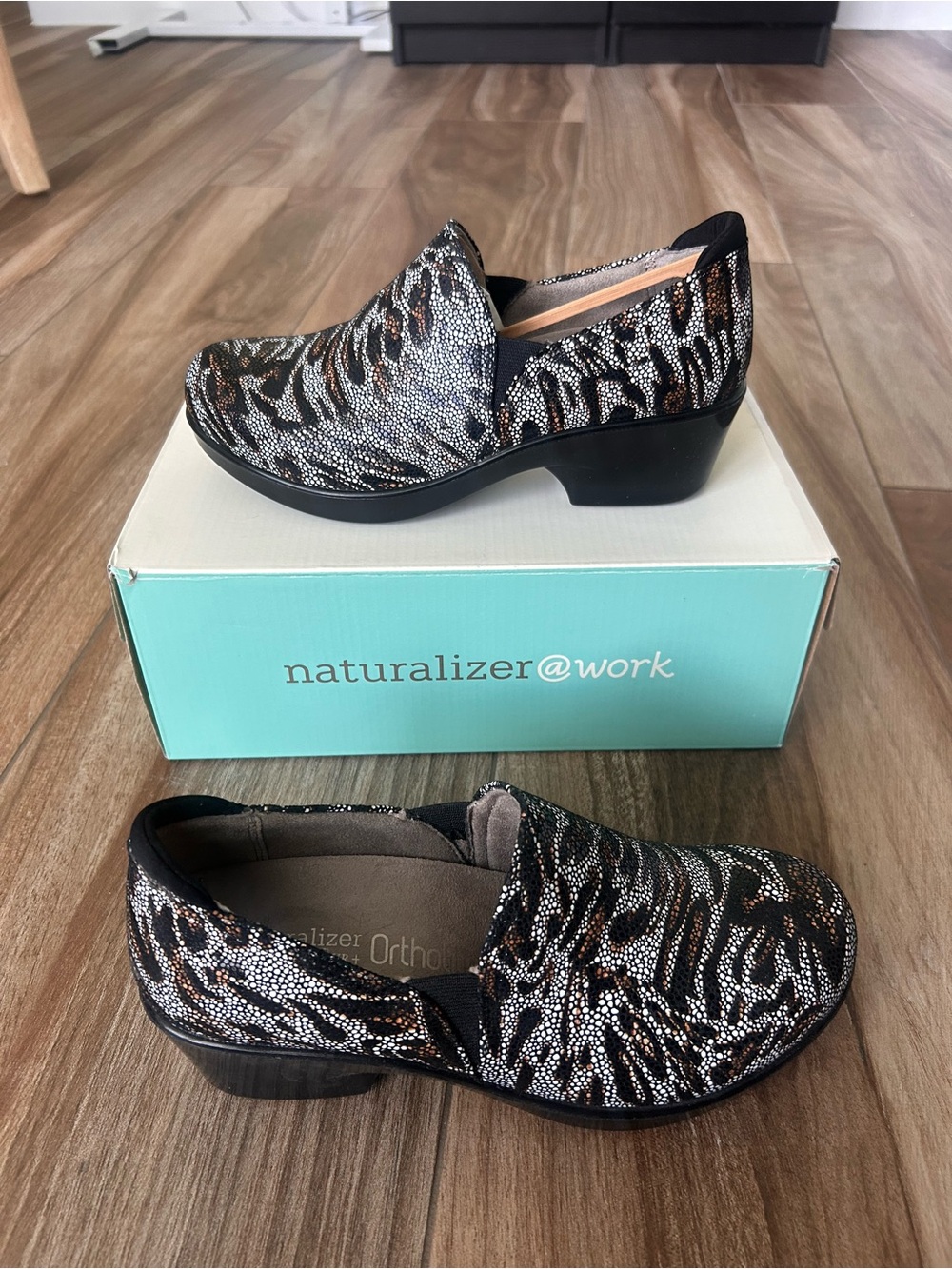 NEW Naturalizer FREEDA Metallic Animal Print Slip-On Clogs Size 7.5 Ortholite - Picture 5 of 15
